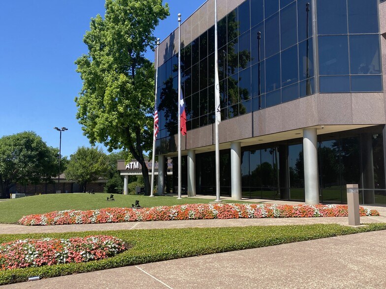 321 N Central Expy, McKinney, TX à louer - Photo du bâtiment - Image 2 de 12