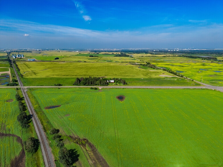 55564 Range Road 210, Strathcona County, AB à vendre - Photo du bâtiment - Image 2 de 8