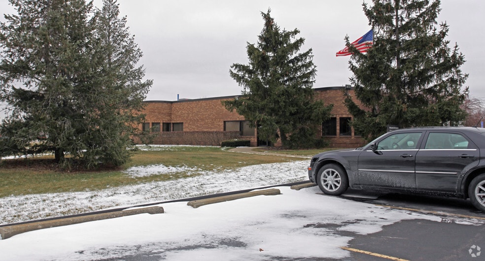 2111 Walter P Reuther Dr, Warren, MI for lease - Building Photo - Image 2 of 8