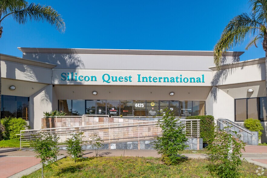 4425-4433 Fortran Dr, San Jose, CA à louer - Photo du bâtiment - Image 2 de 7