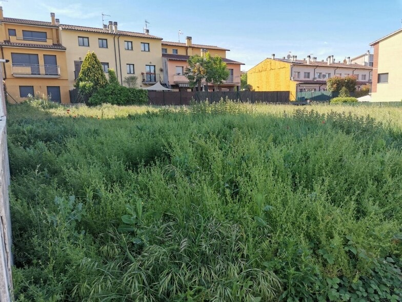 Solares en Roda de Ter portfolio of 3 properties for sale on LoopNet.ca - Building Photo - Image 2 of 4