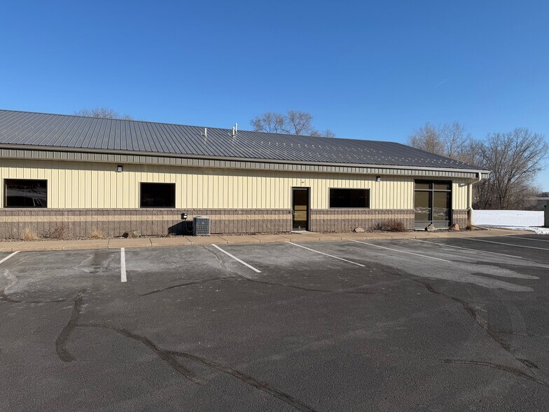 511 N Clairemont Ave, Eau Claire, WI à louer - Photo du bâtiment - Image 3 de 7