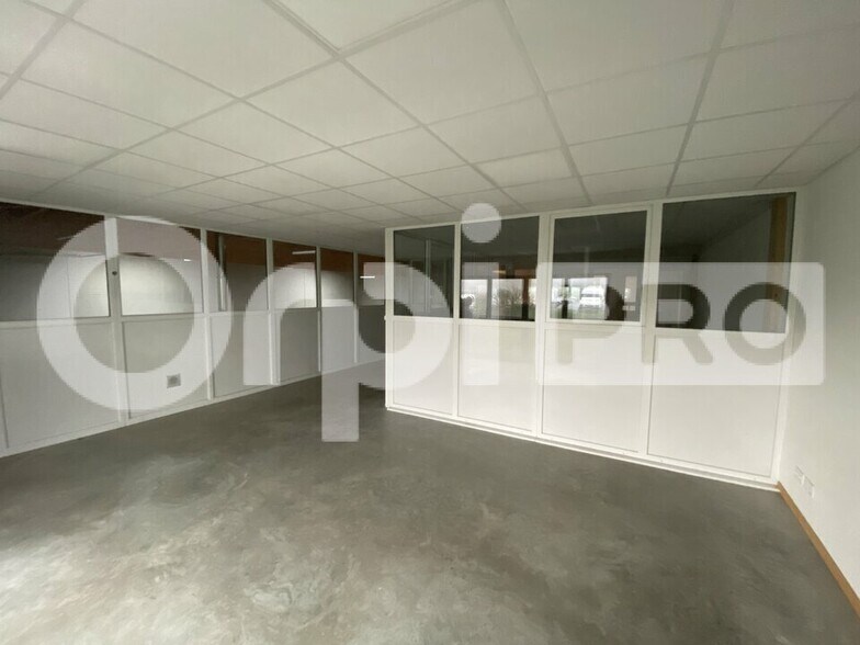 Flex in Montivilliers for lease - Interior Photo - Image 3 of 9