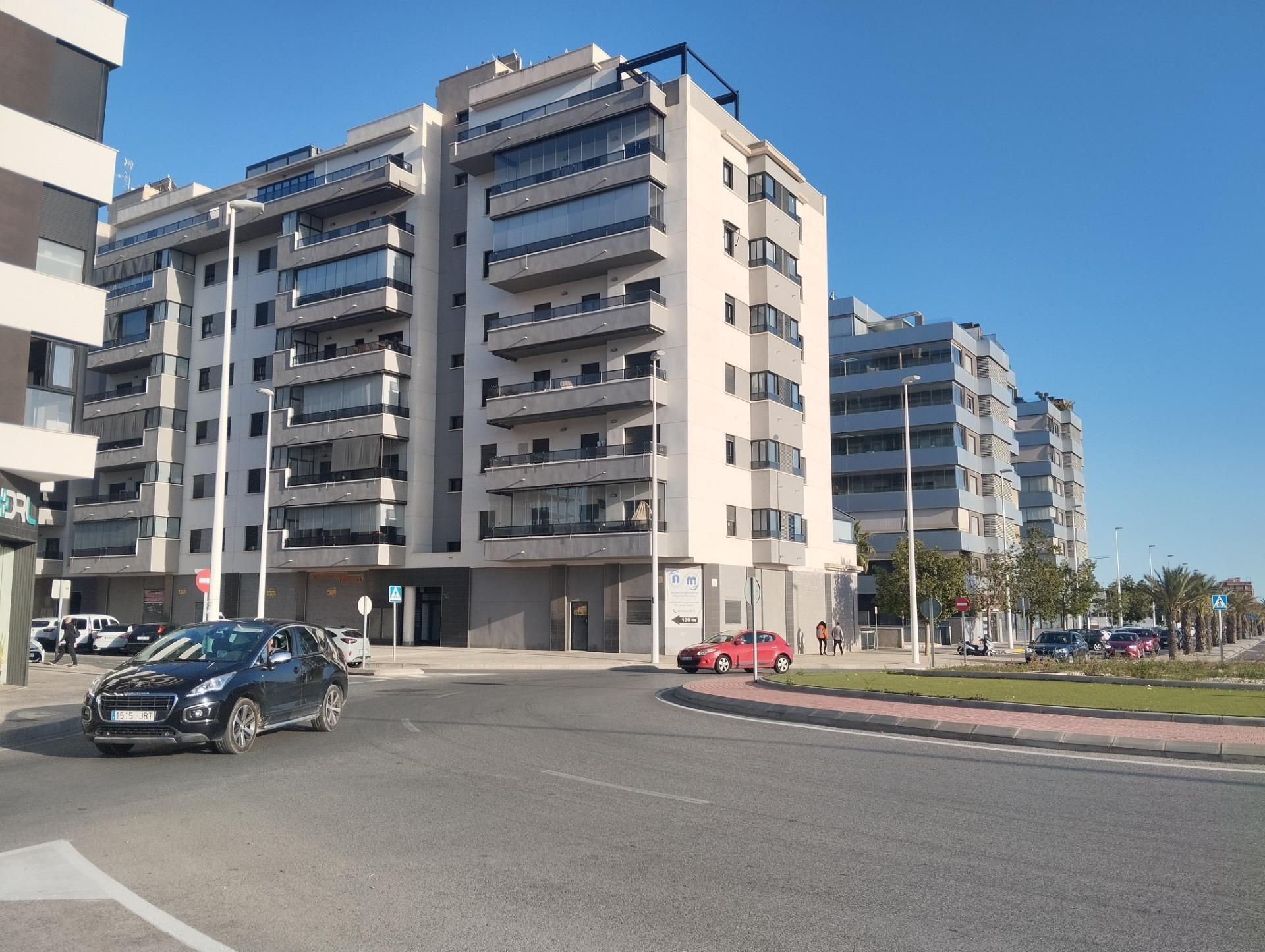 Commerce de détail dans Elche, Alicante à louer Photo du bâtiment- Image 1 de 16