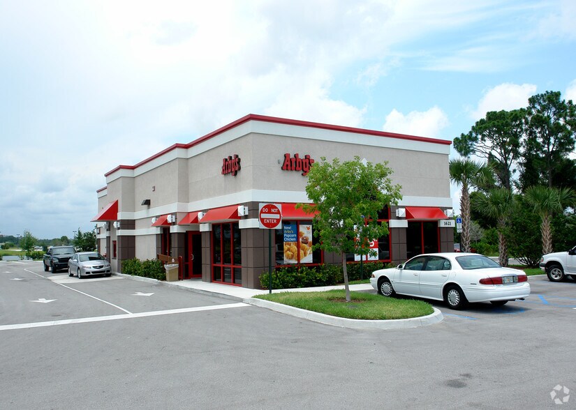 1621 NW St Lucie West Blvd, Port Saint Lucie, FL à louer - Photo du bâtiment - Image 2 de 2