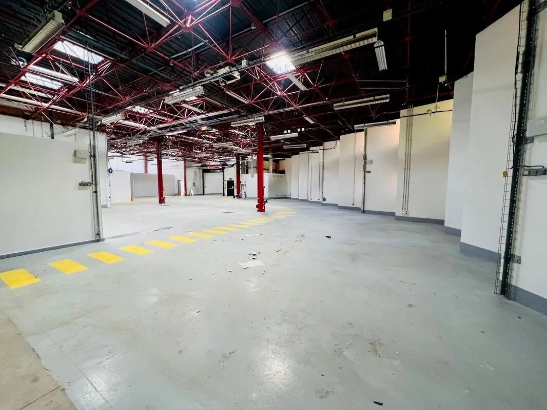 Flex in Montigny-le-Bretonneux for lease Interior Photo- Image 1 of 21