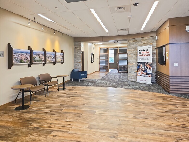 3402 Oakwood Mall Dr, Eau Claire, WI à louer - Photo intérieure - Image 3 de 9