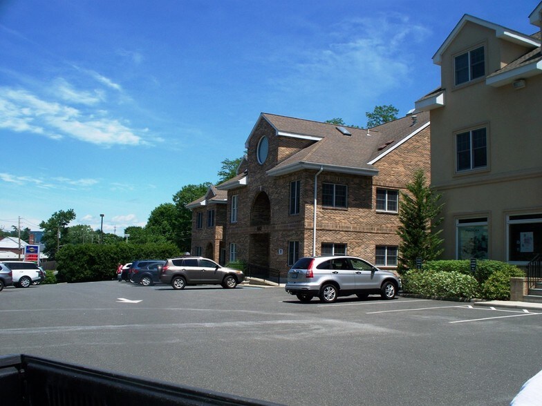 545-547 Saw Mill River Rd, Ardsley, NY à louer - Photo du bâtiment - Image 3 de 11