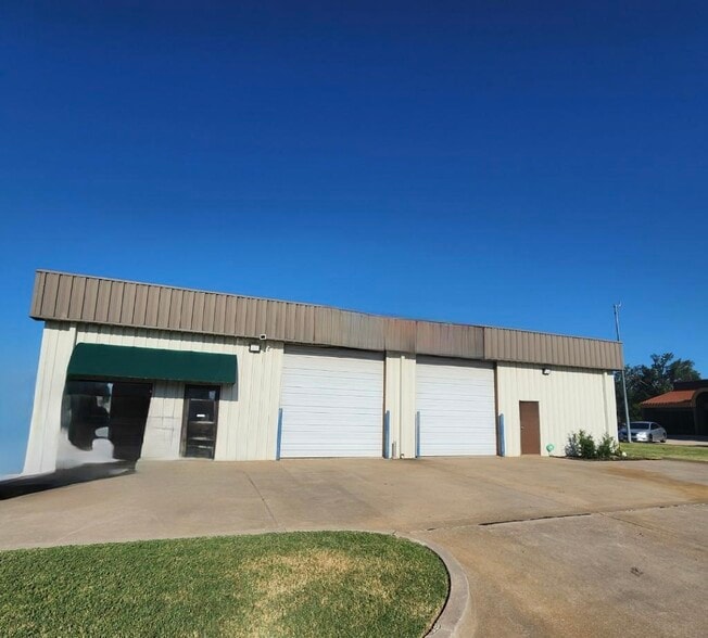 511 Tower Cir, Oklahoma City, OK for lease - Building Photo - Image 1 of 13