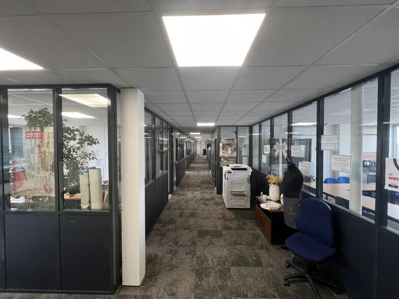Office in Nanterre for sale - Interior Photo - Image 2 of 5