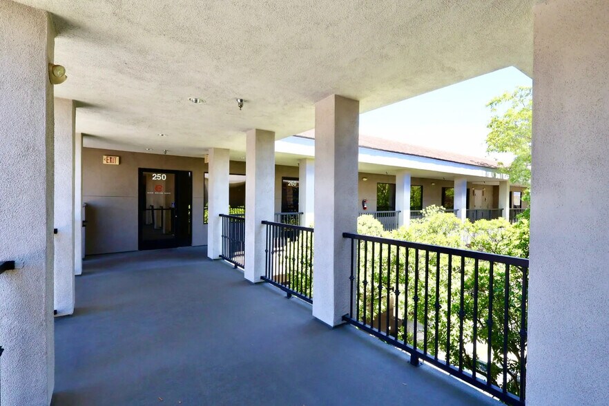 8290 W Sahara Ave, Las Vegas, NV à louer - Photo du bâtiment - Image 2 de 12