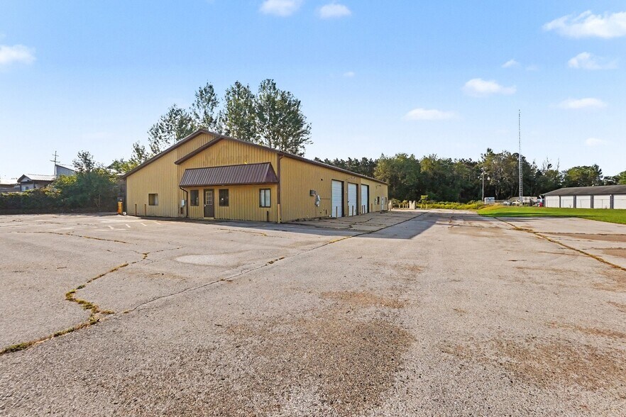 1230 Locust St, Fremont, MI for lease - Building Photo - Image 2 of 17