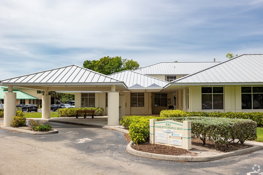 681 Goodlette Rd N, Naples, FL à louer - Photo du bâtiment - Image 3 de 5