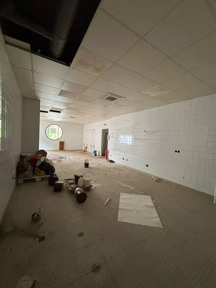 Retail in Pantin for lease - Building Photo - Image 3 of 3