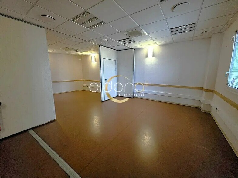 Bureau dans Clermont-Ferrand à vendre - Photo du bâtiment - Image 3 de 13