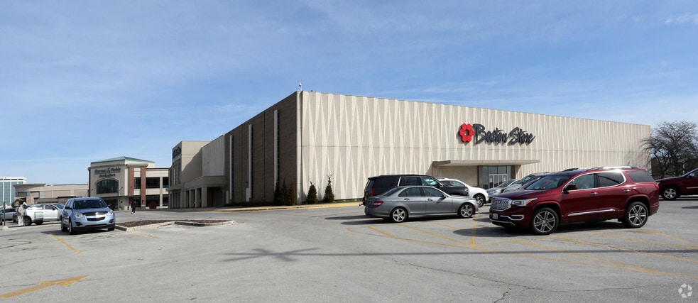 2500 N Mayfair Rd, Wauwatosa, WI for lease - Building Photo - Image 2 of 15