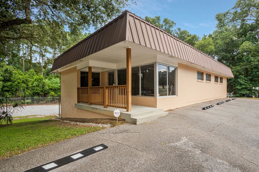 6900 Fairfield Dr, Pensacola, FL à vendre - Photo du bâtiment - Image 2 de 18