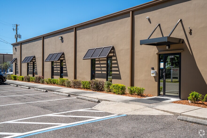 6914 Asphalt Ave, Tampa, FL à louer - Photo du bâtiment - Image 3 de 12