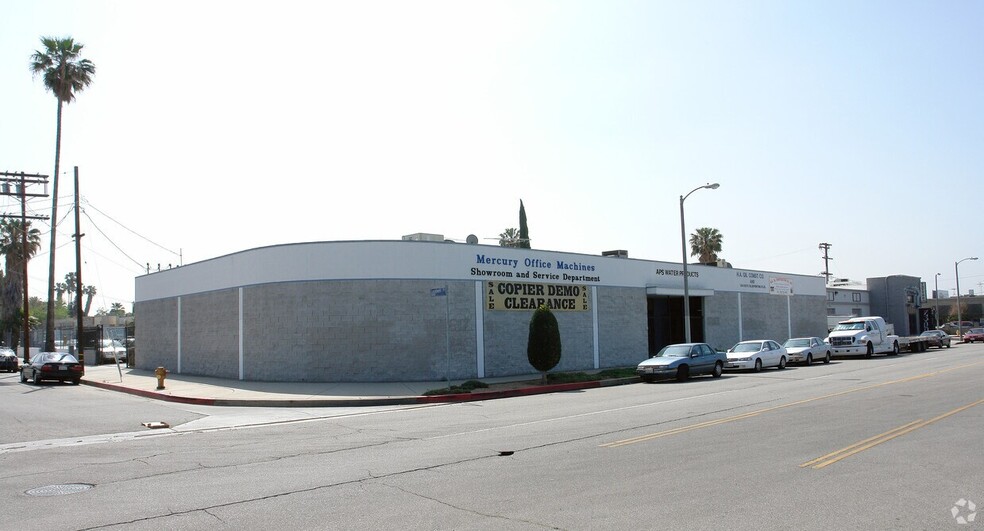 7318-7320-7322 Valjean Ave, Van Nuys, CA for lease - Building Photo - Image 2 of 7