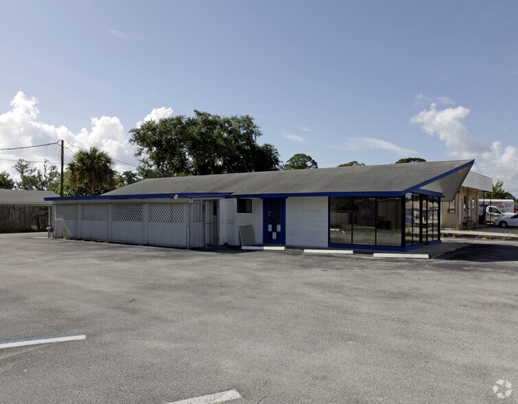 4261 S Hopkins Ave, Titusville, FL à vendre - Photo du bâtiment - Image 2 de 3