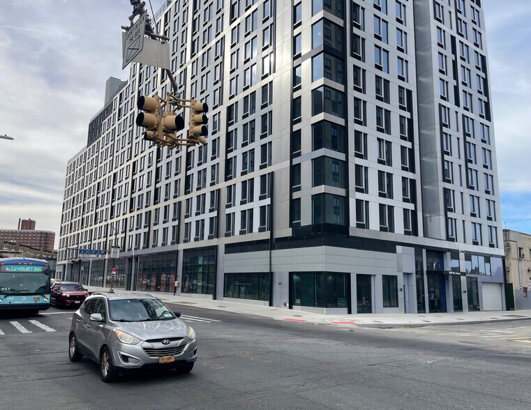 401 W 207th St, New York, NY à louer - Photo du bâtiment - Image 1 de 5