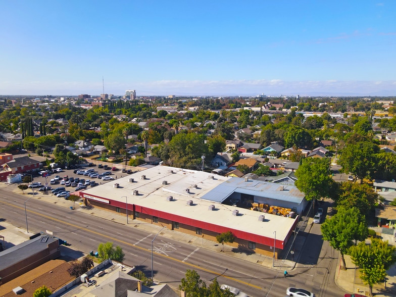 Prime Retail Corridor Opportunity portfolio of 3 properties for sale on LoopNet.ca - Building Photo - Image 2 of 8
