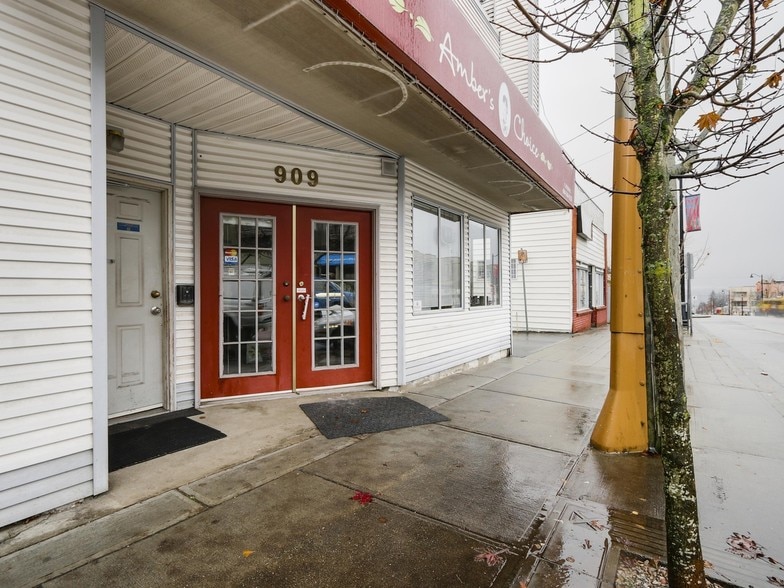 909-915 Twelfth St, New Westminster, BC à vendre - Photo du bâtiment - Image 3 de 17