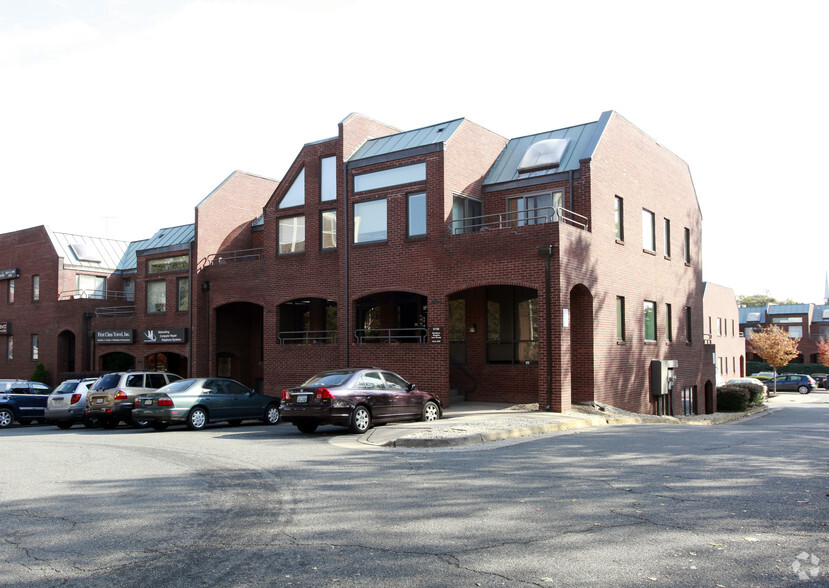 6756 Old McLean Village Dr, McLean, VA for lease - Building Photo - Image 2 of 4