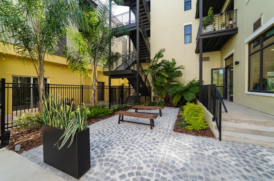 1311 E 8th Ave, Tampa, FL à louer - Photo du bâtiment - Image 3 de 7