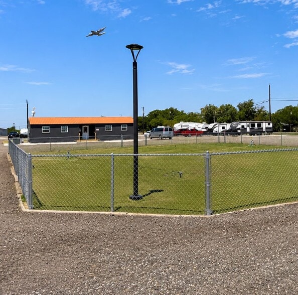 212 Air Base Rd, Tye, TX for sale - Primary Photo - Image 3 of 6