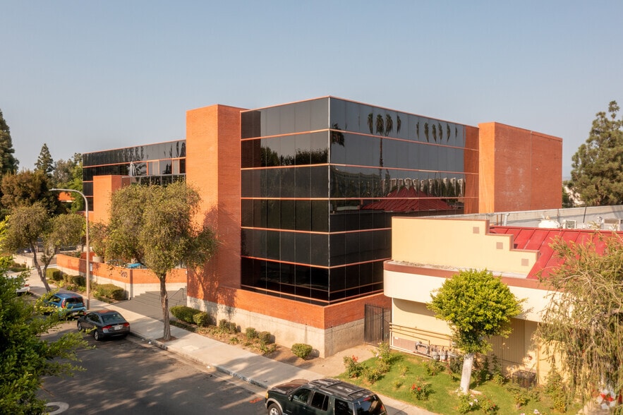 203 N Golden Circle Dr, Santa Ana, CA à vendre - Photo du bâtiment - Image 2 de 16