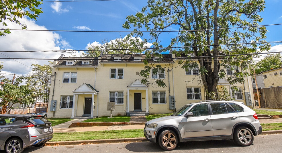 5611-5615 7th Street NW portfolio of 1 properties for sale on LoopNet.ca - Building Photo - Image 2 of 7