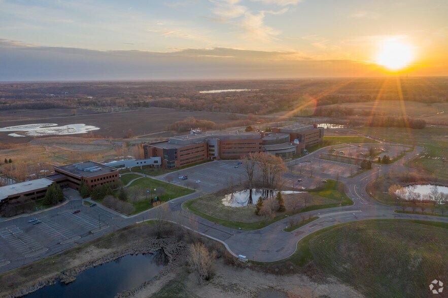 3503 Highpoint Dr N, Oakdale, MN for lease - Building Photo - Image 2 of 11