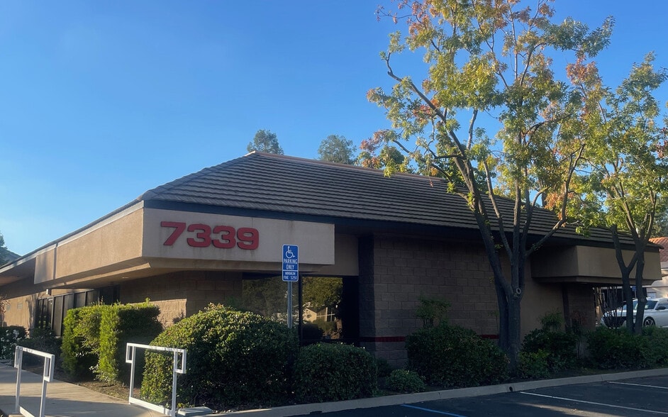 7339 N 1st St, Fresno, CA for lease - Building Photo - Image 1 of 25