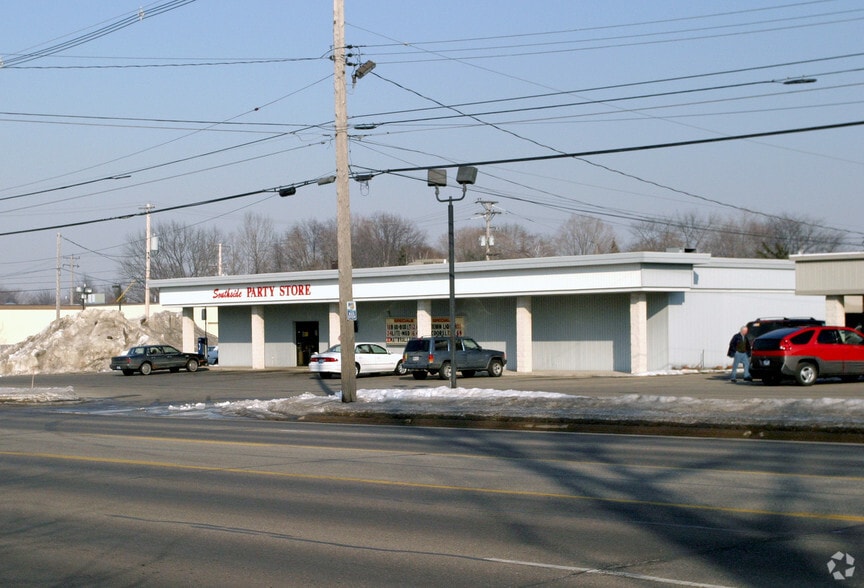 877 Washington Ave, Holland, MI for sale - Primary Photo - Image 2 of 2