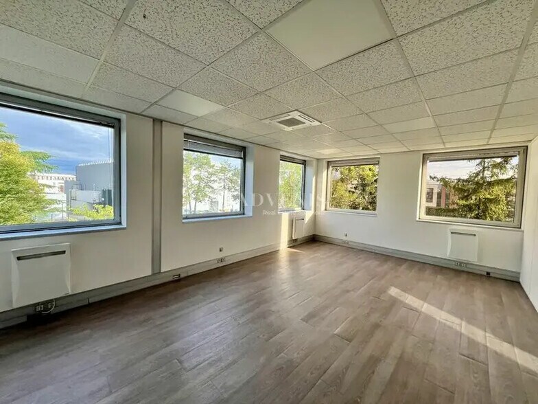 Retail in Pontoise for lease - Interior Photo - Image 2 of 9