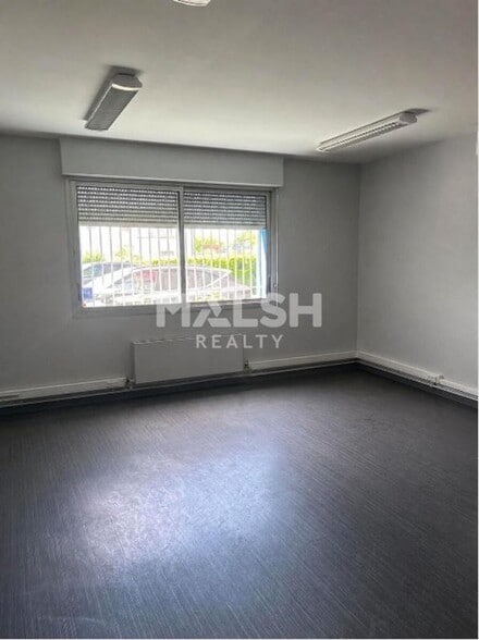 1 Rue Jacques Monod, Vaulx-en-Velin for lease - Interior Photo - Image 3 of 4