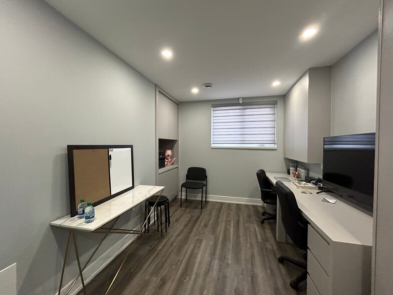 87-89 Glen Cameron Rd, Markham, ON for sale - Interior Photo - Image 3 of 11