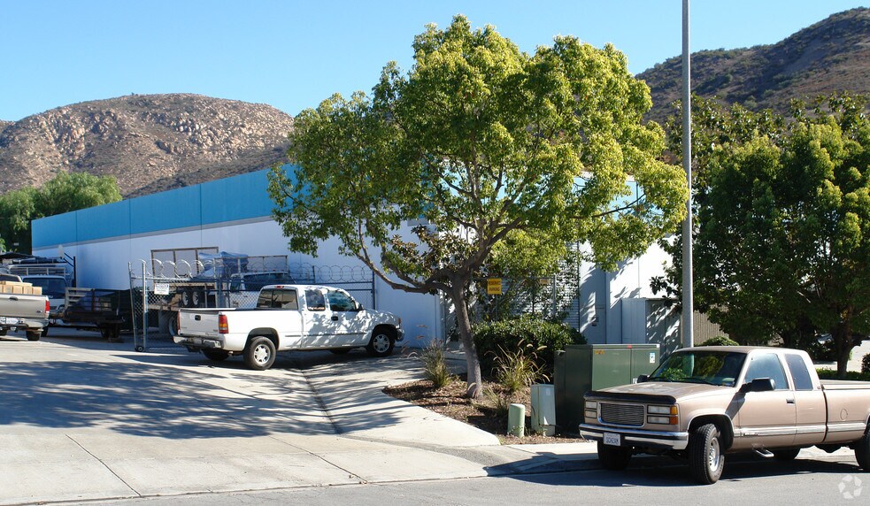 9303 Bond Ave, El Cajon, CA à louer - Photo du bâtiment - Image 3 de 6