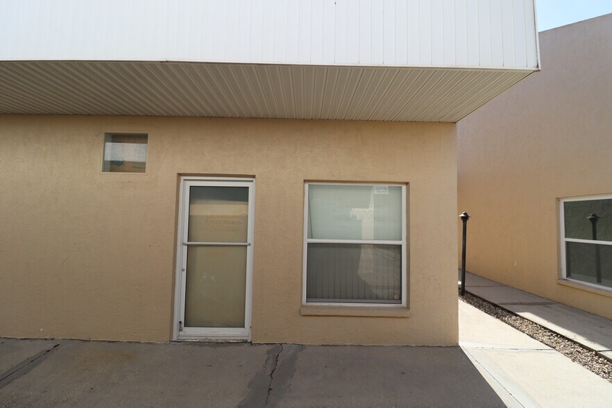 18350 Paulson Dr, Port Charlotte, FL à vendre - Photo du bâtiment - Image 3 de 6