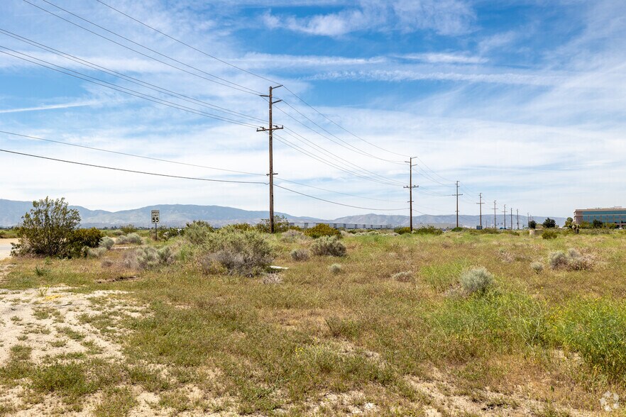 Avenue M, Lancaster, CA à vendre - Photo du bâtiment - Image 3 de 21