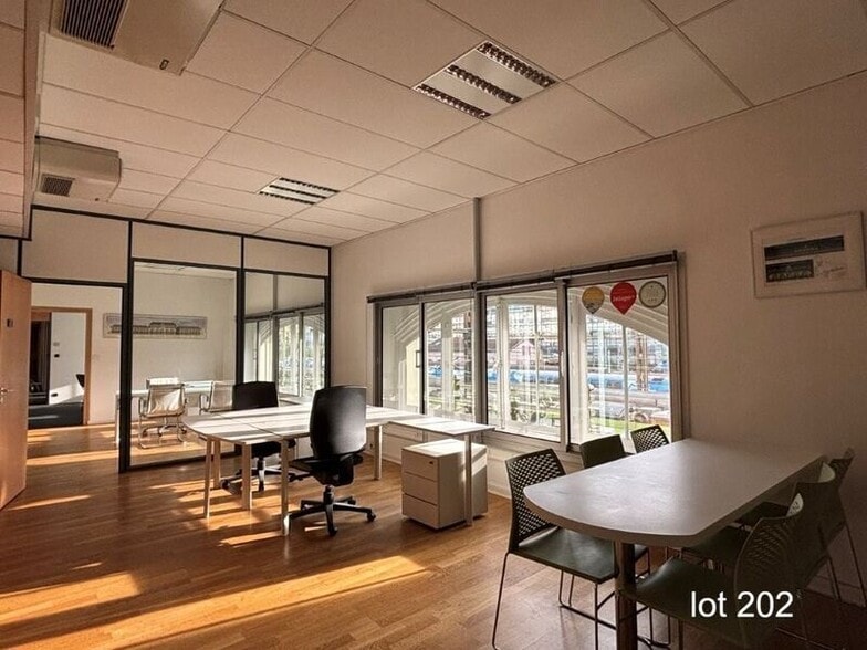 Office in Lyon for lease - Interior Photo - Image 3 of 20