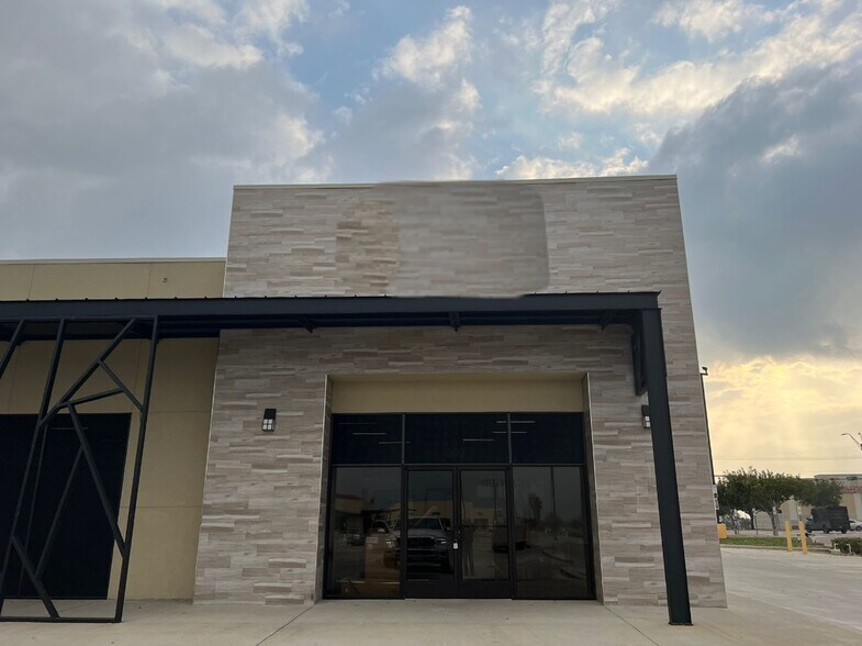 2324 Jacaman Rd, Laredo, TX à louer - Photo du bâtiment - Image 1 de 17