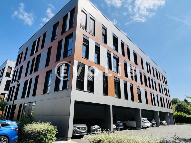 Office in Lieusaint for lease - Building Photo - Image 1 of 7
