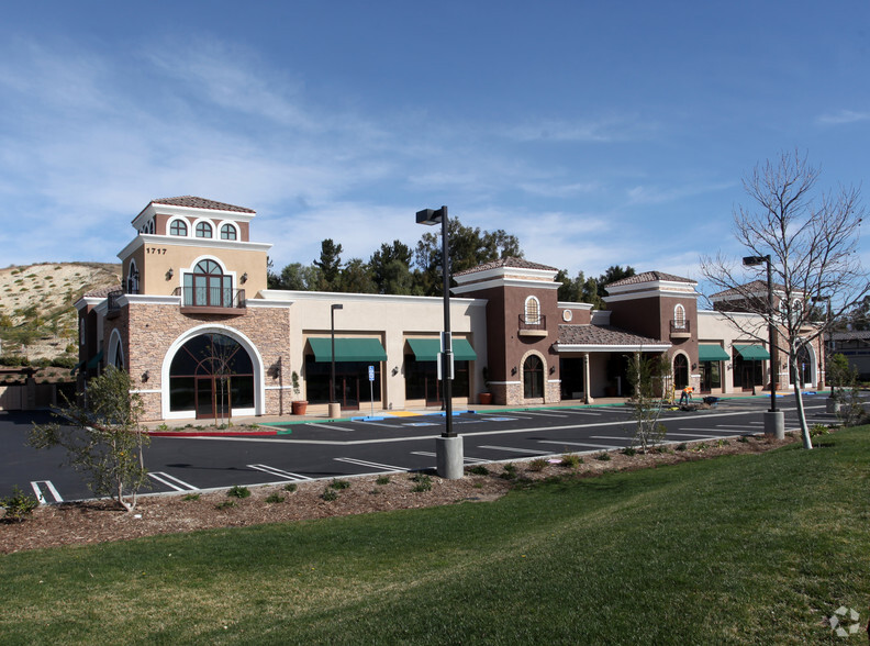 1717 Simi Town Center Way, Simi Valley, CA à louer - Photo du bâtiment - Image 1 de 6