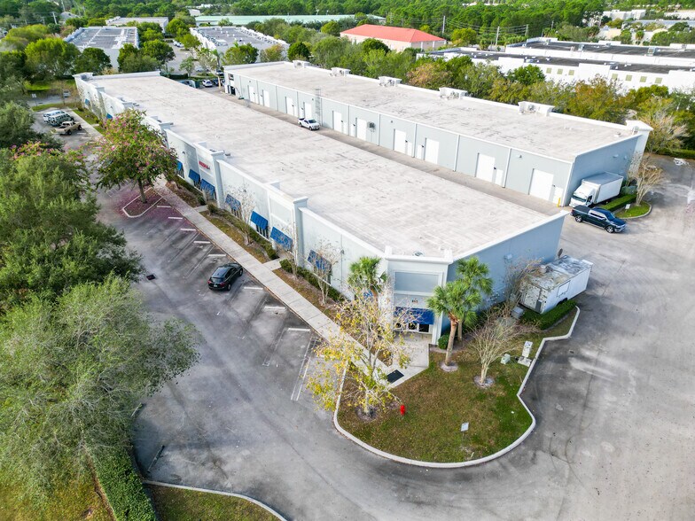 660 NW Enterprise Dr, Port Saint Lucie, FL à louer - Photo du bâtiment - Image 3 de 9