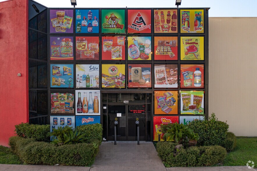 7400 North Fwy, Houston, TX for lease - Building Photo - Image 2 of 12