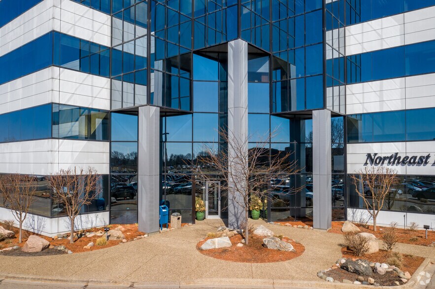 200 Coon Rapids Blvd NW, Coon Rapids, MN à louer - Photo du bâtiment - Image 2 de 5