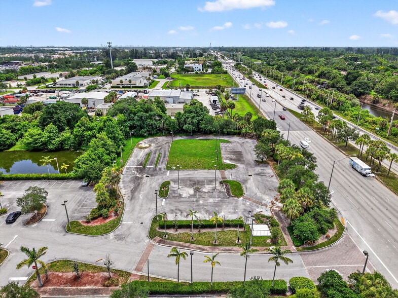 8555 Southern Blvd, West Palm Beach, FL for sale - Building Photo - Image 2 of 15