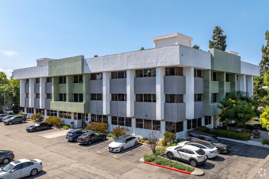 5839-5855 Green Valley Cir, Culver City, CA à louer - Photo du bâtiment - Image 2 de 12